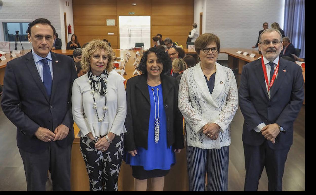 José Carlos Gómez Villamando, Eva Díaz Tezanos, Martha del Carmen Mesa Valenciano, Ángeles Heras y Ángel Pazos, este lunes en la Universidad de Cantabria.