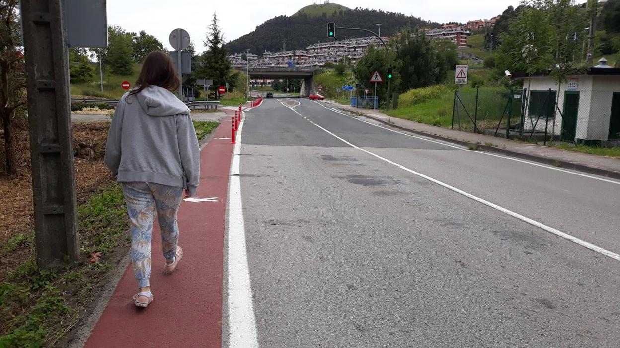 Una paseante se dirige hacia Castro Urdiales por el arcén habilitado para los peatones, recientemente mejorado. 