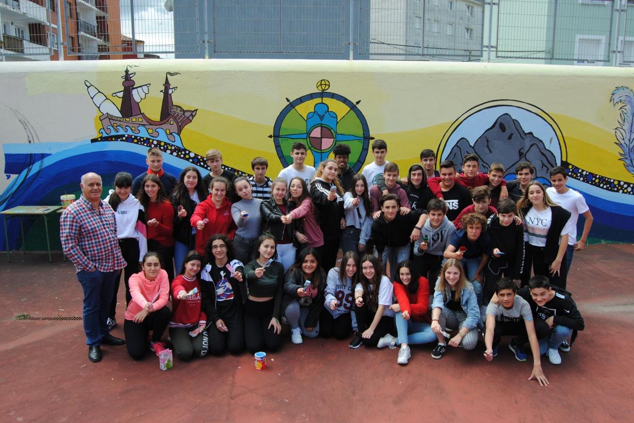 Los alumnos de 3º de la ESO del instituto Manzanedo que están participando este curso en pintar el muro del patio. 