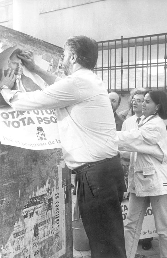 Año 1993. Jaime Blanco pegando carteles durante la campaña electoral, ayudado por Dolores Gorostiaga y Maxi Valle.