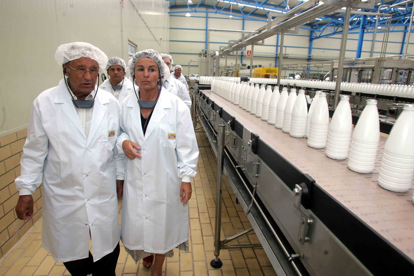 Año 2005. Gorostiaga visita la fábrica Frixia, perteneciente al grupo Pascual, junto al responsable del Grupo Leche Pascual, Tomás Pascual.