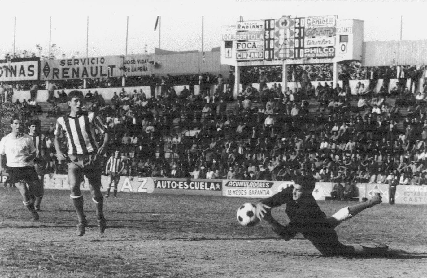 Javier Cobo bloquea un balón durante el primer partido liguero que enfrentó al Racing con su filial, el Rayo Cantabria, el 12 de enero de 1969. Ambos militaban entonces en Tercera División.