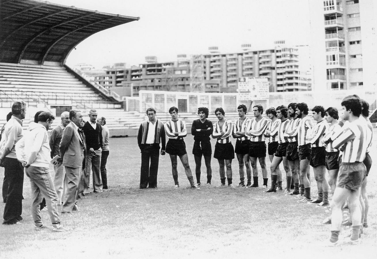 En la temporada 1977-78, el presidente del Rayo, Nicolás Anievas, se dirige a la plantilla.