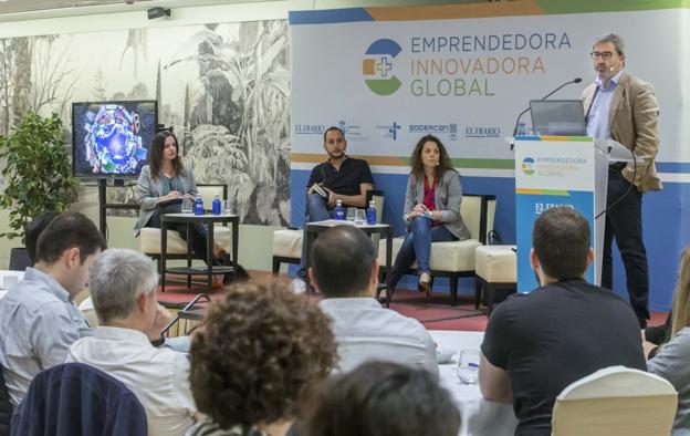 Javier Garcinuño durante su intervención junto a Pilar González, Alberto Alonso de la Fuente y Maite Fibla, moderadora y ponentes de la sesión de ayer. 