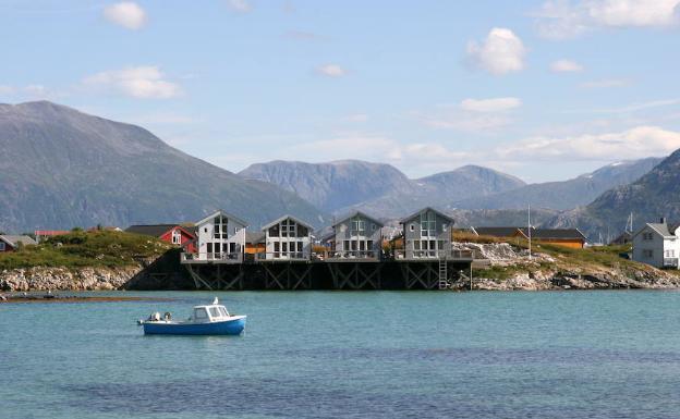 Visión estival de la isla de Sommar, al norte de Noruega 