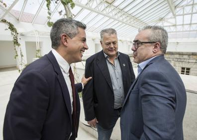 Imagen secundaria 1 - Arriba, foto de familia, abajo Zuloaga junto a Joaquín Gómez y Pedro Hernando. Al lado Revilla saluda a Noelia Cobo y María Sánchez