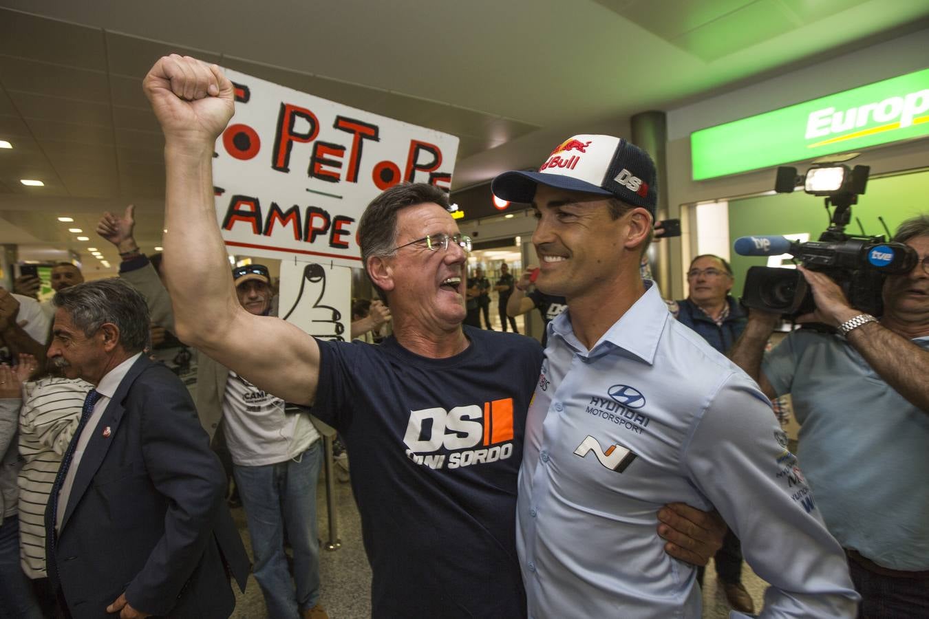 Fotos: Dani Sordo regresa a casa tras su éxito en el Rally de Cerceña