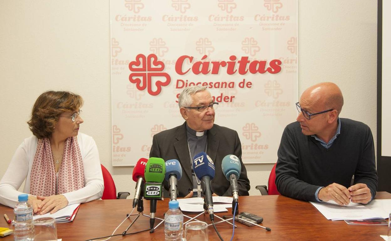 Sonsoles López Huete, Manuel Sánchez Monge y Francisco Sierra en la presentación de la Memoria de Cáritas del año 2018.