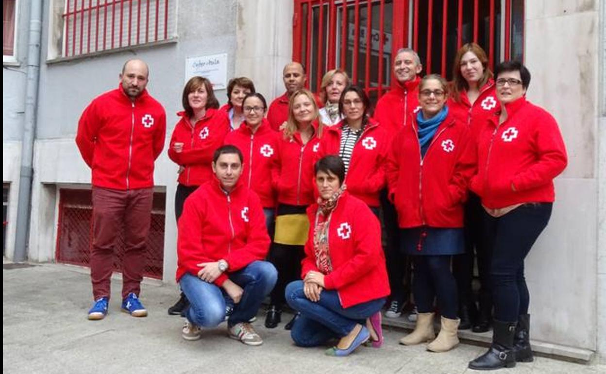 Personal del Centro de Refugiados de Cruz Roja, ubicado en Torrelavega. : 