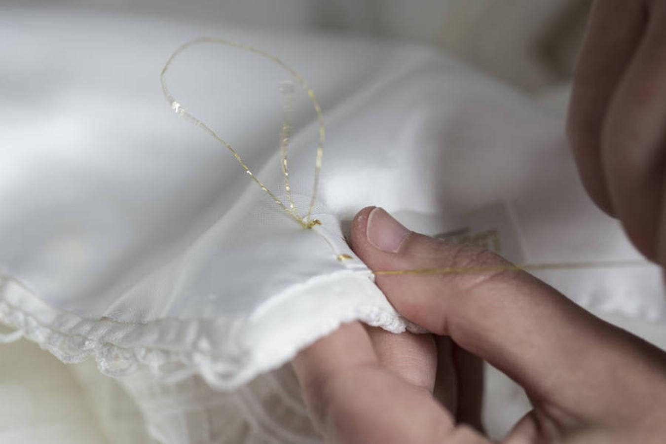 La diseñadora está especializada en crear vestidos de novia e invitada con su toque más personal