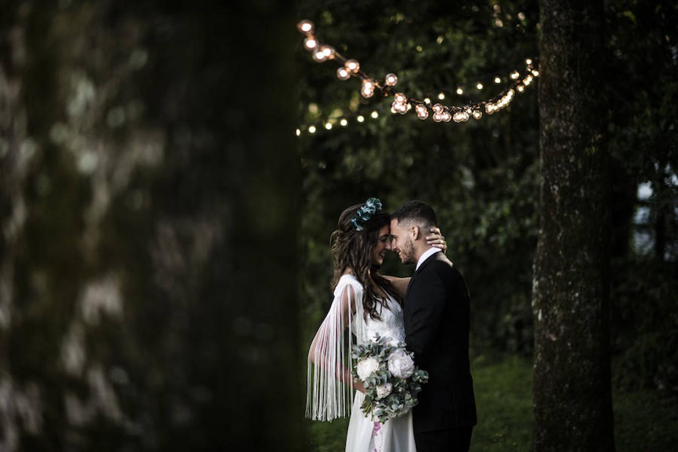 La diseñadora está especializada en crear vestidos de novia e invitada con su toque más personal