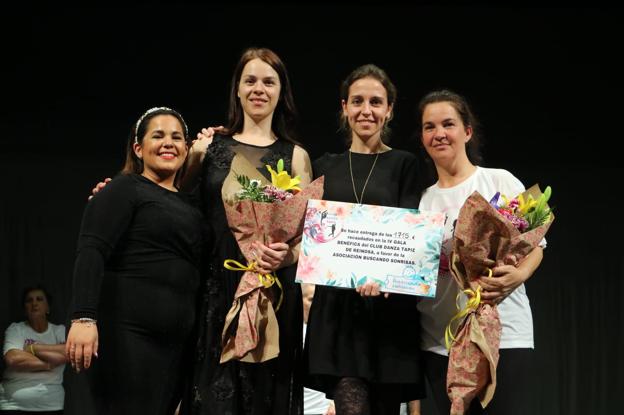 Las hermanas Revuelta, junto a Alexandra Palazuelos y la representante de la ONG.