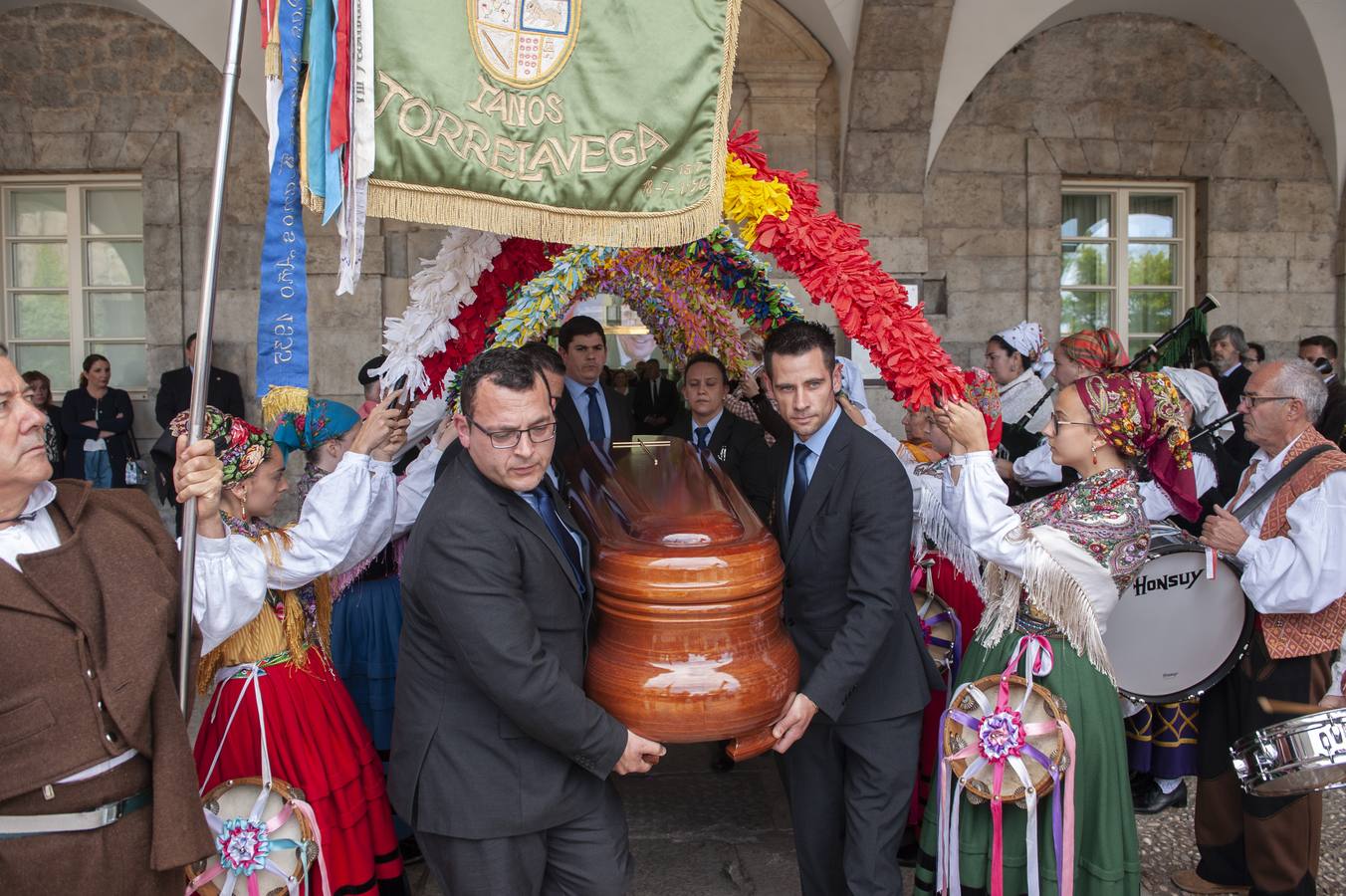 El Parlamento de Cantabria acoge la capilla ardiente del Rafael de la Sierra.