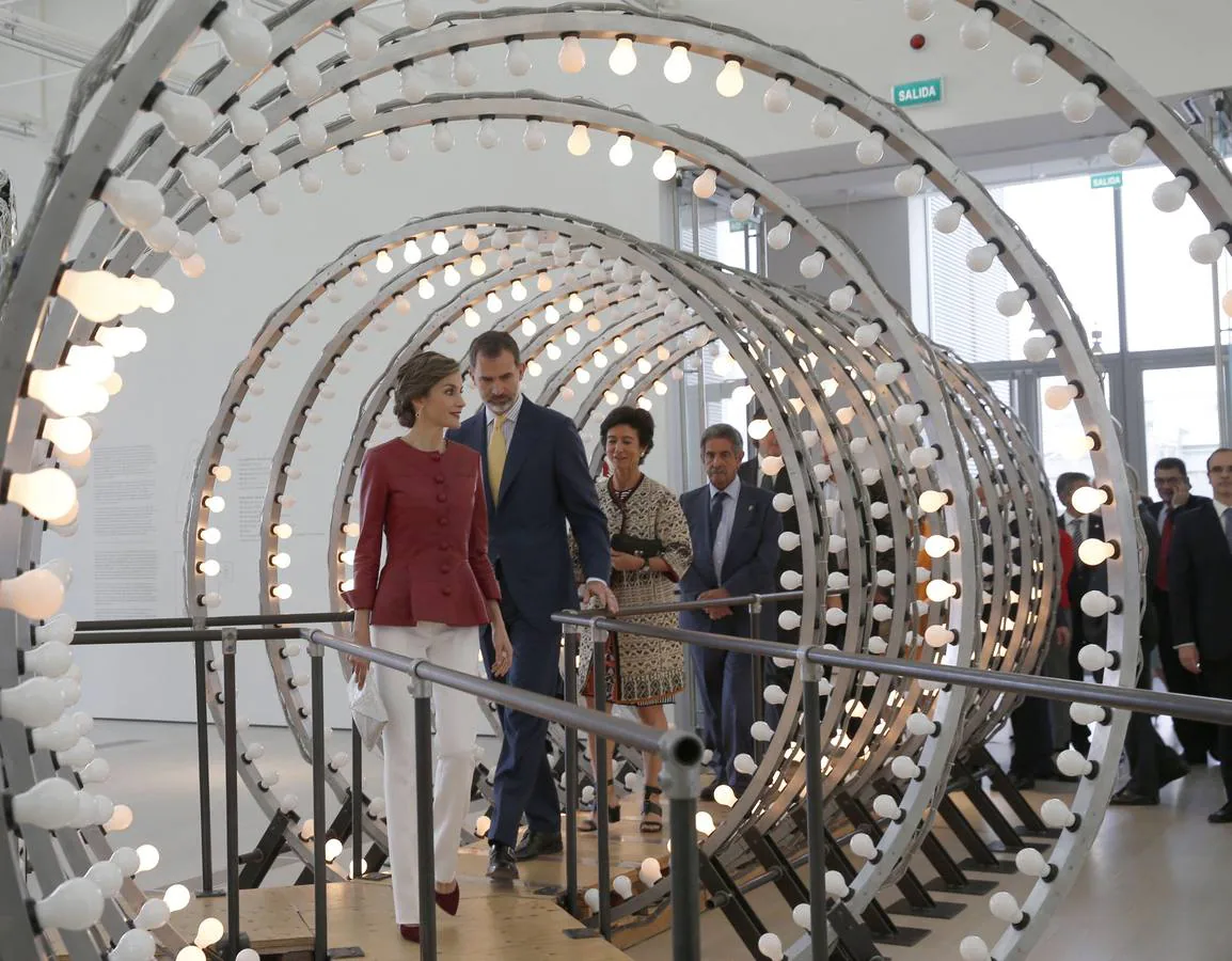 Los Reyes Felipe y Letizia recorren una de las salas de exposiciones en la inauguración del Centro Botín, el nuevo centro de arte y cultura que pone en marcha la Fundación Botín bajo un diseño de Renzo Piano y sobre la bahía de Santander.