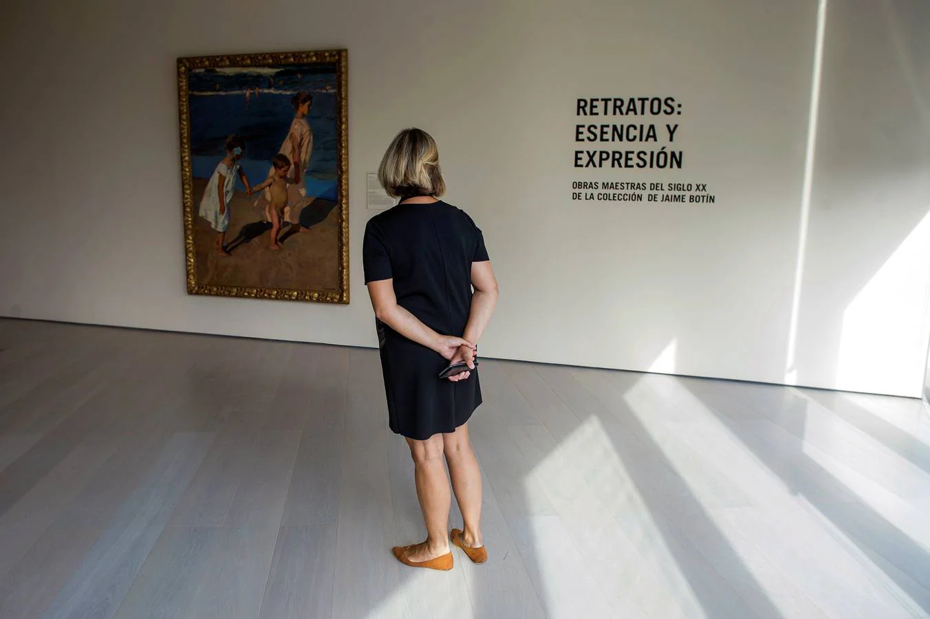 Una mujer observa una obra de Joaquín Sorolla, que forma parte de la nueva sala "Retratos: Esencia y Expresión", cedidas por el Patrono de la Fundación Botín, Jaime Botín, de forma permanente, hoy en el Centro Botín en Santander.