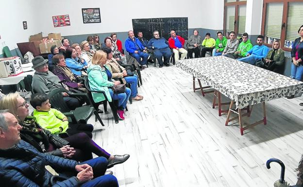 Los afectados por el corrimiento de tierras dieron ayer explicaciones al resto de vecinos de San Mateo sobre la solución propuesta por el Gobierno regional. 