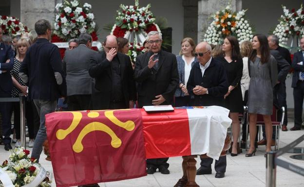 Miembros del partido Regionalista, ante el féretro de Rafael de la Sierra.