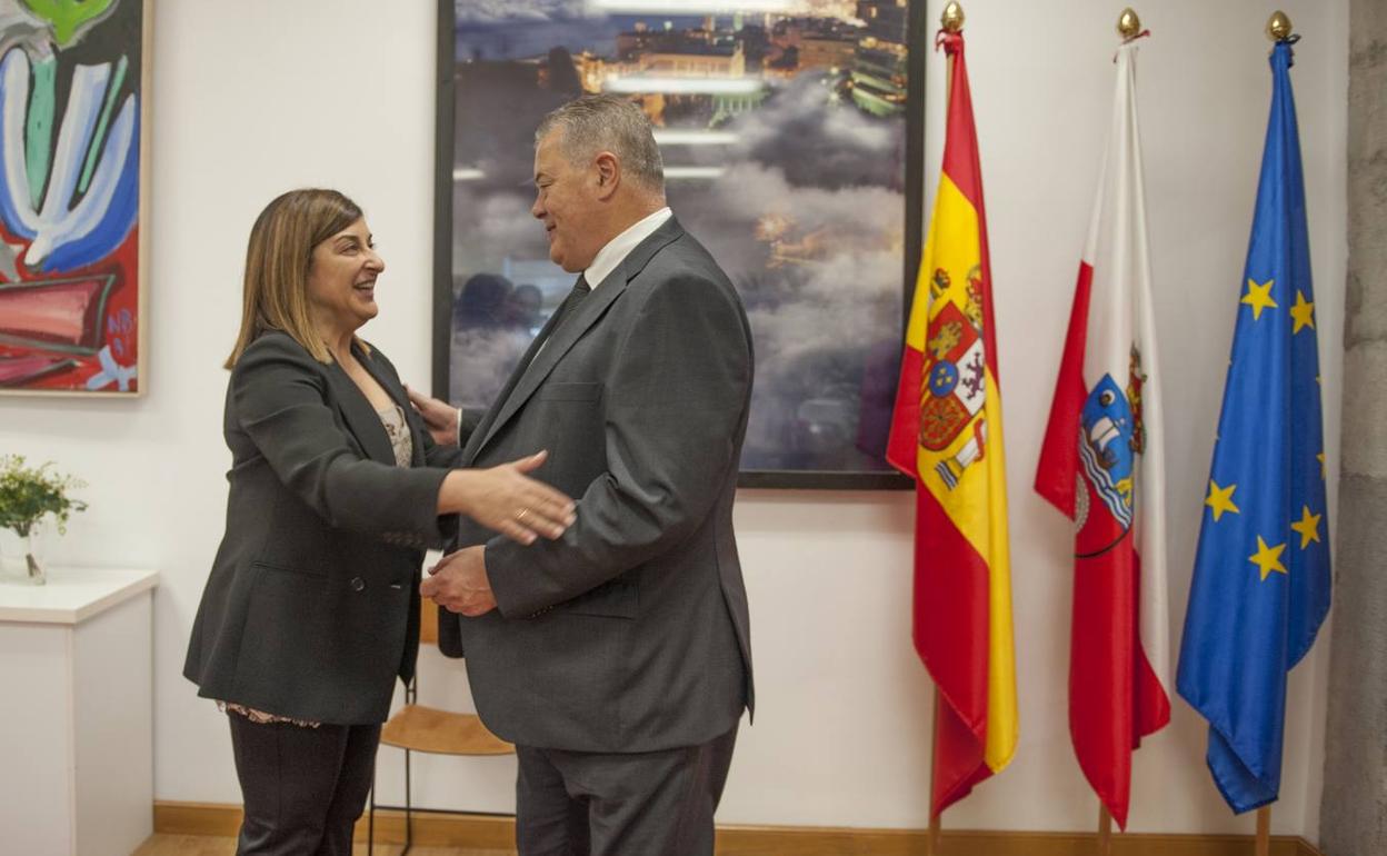 La líder del PP, María José Sáenz de Buruaga, antes de reunirse con el presidente del Parlamento