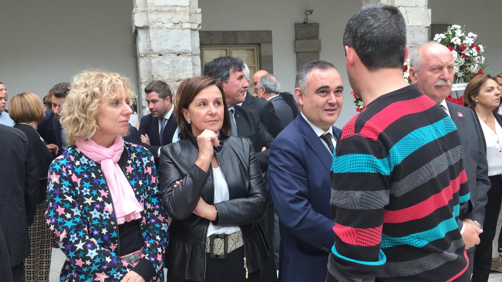 Eva Díaz tezanos y Lola Gorostiaga, entre los miembros del PSOE cántabro que han acudido al homenaje a Rafael de la Sierra.