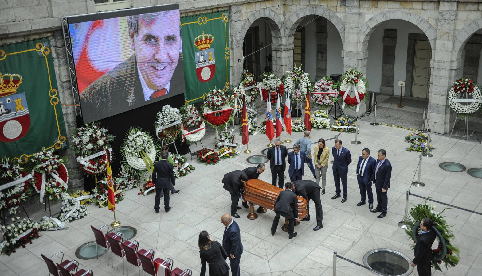 Llegada de los restos mortales de Rafael de la Sierra al Parlamento de Cantabria.