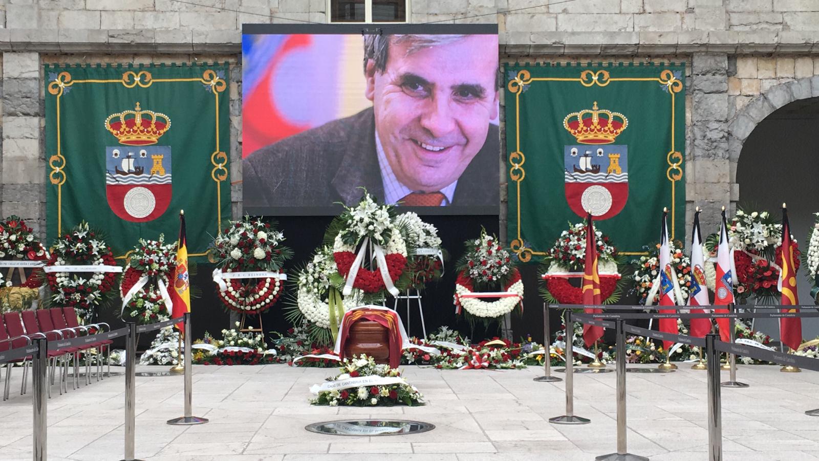 El Parlamento de Cantabria se vuelca en homenaje a Rafael de la Sierra, uno de sus miembros más ilustres.