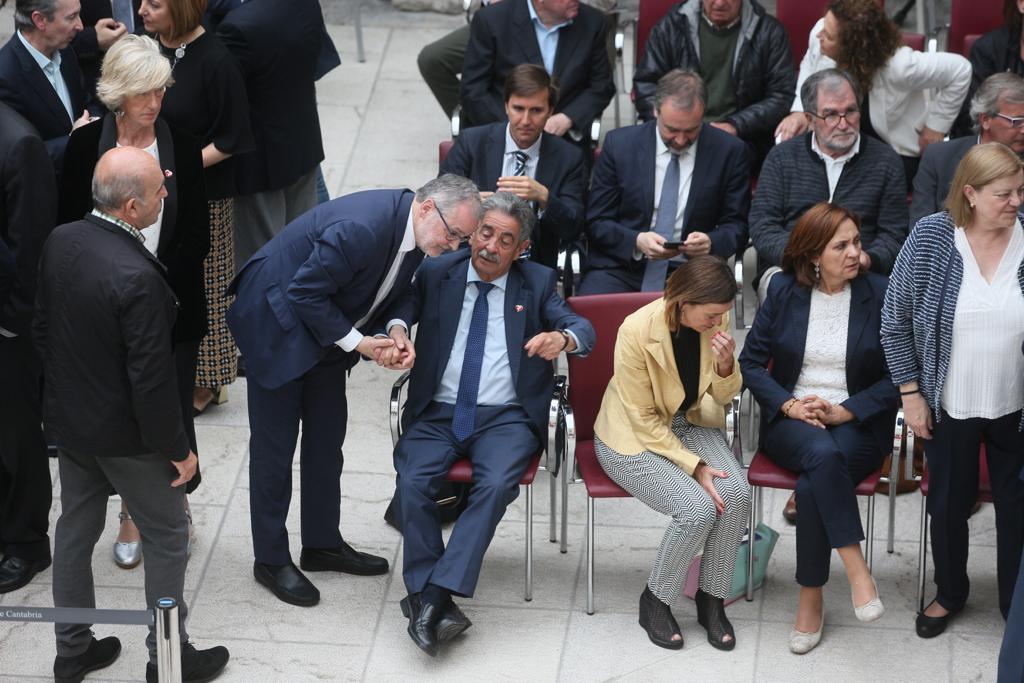 El rector de la Universidad de Cantabria, Ábgel Pazos, expresa sus condolencias a Miguel Ángel Revilla.