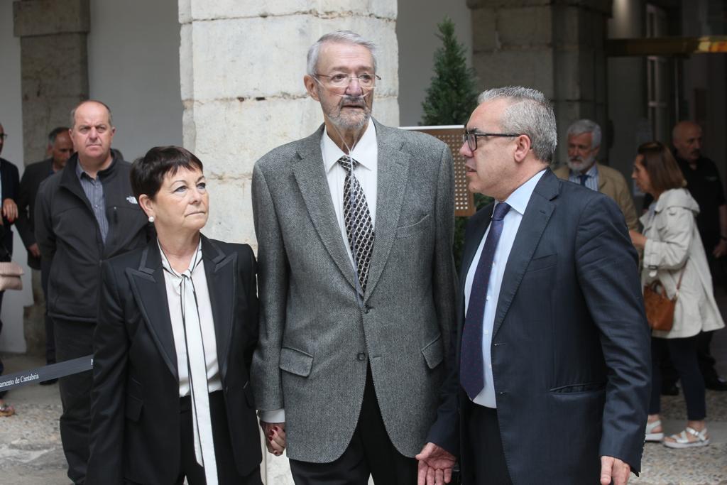 La capilla ardiente de Rafael de la Sierra ha congregado a gran parte de los protagonistas políticos en Cantabria durante los últimos años.