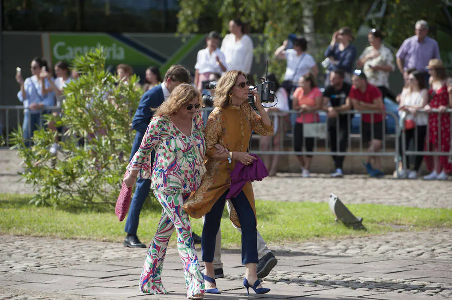 La 'influencer' y el empresario Pablo Castellano se casaron ante centenares de curiosos en la Colegiata de Castañeda