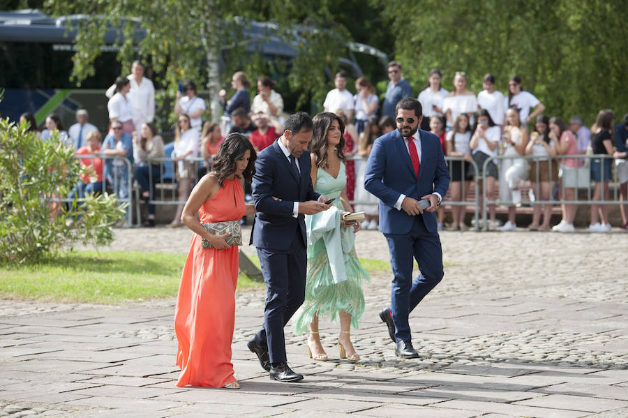 La 'influencer' y el empresario Pablo Castellano se casaron ante centenares de curiosos en la Colegiata de Castañeda