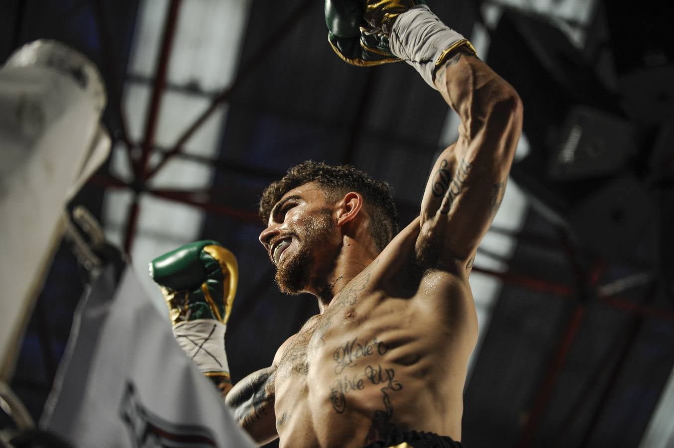 El Pabellón Vicente Trueba se llenó de público durante la velada de boxeo en la que seis combates precedieron al que enfrentó a Sergio García y Sergei Rabchanka