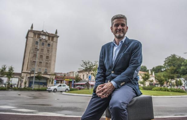 El concejal de Ciudadanos Javier Ceruti, frente a las estaciones de tren. La reordenación ferroviaria del futuro está en su punto de mira. 