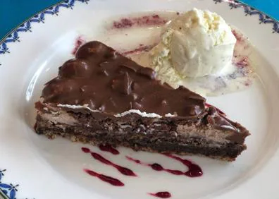 Imagen secundaria 1 - Arriba, rollitos primavera de verduras y mariscos. Abajo, tarta de la abuela sin gluten con helado, y dorada al vapor con piperrada de verduras.