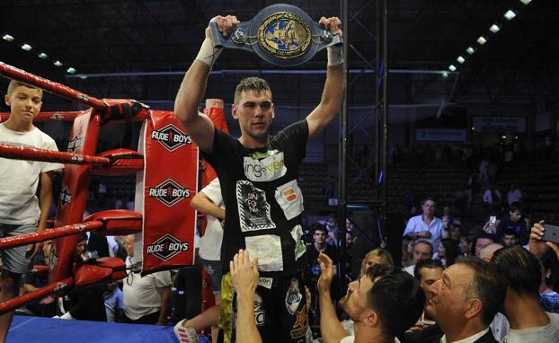 Sergio García 'El Niño' muestra el cinturón de campeón de Europa, que ha retenido por segunda vez.