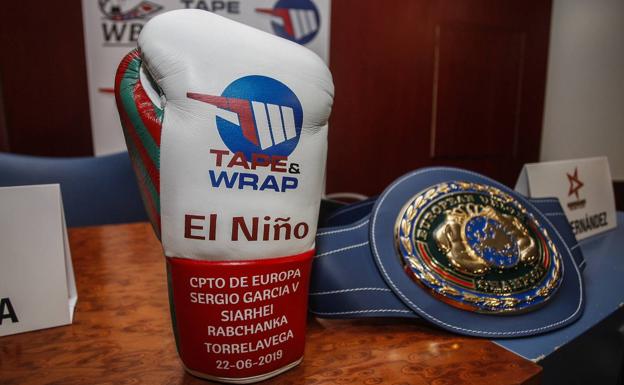 La bandera de Cantabria en el lomo y la de Torrelavega, en el pulgar. Los guantes con los que el púgil cántabro subirá este sábado al ring para defender el cinturon llevarán los símbolos de su tierra.