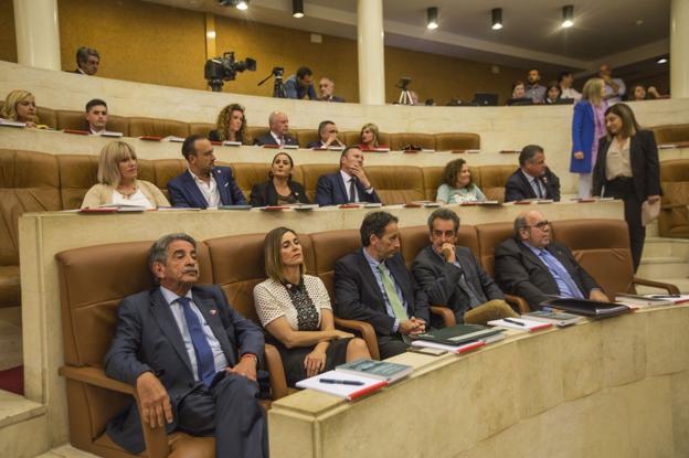 Miguel Ángel Revilla, Paula Fernández, José Luis Gochicoa, Francisco Martín y Jesús Oria, el jueves, durante el acto de constitución de la mesa del Parlamento. :: javier cotera