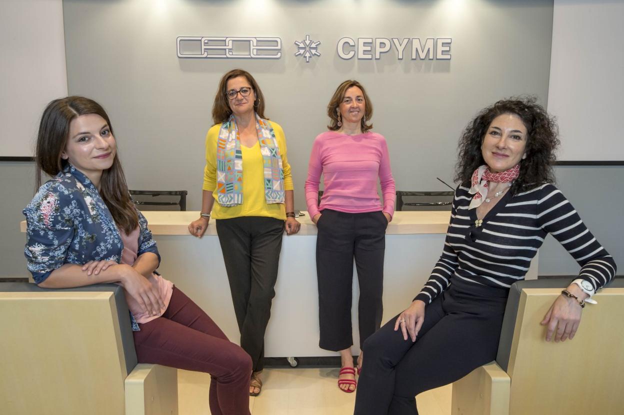 De izquierda a derecha, Julia Kalicka, Monserrat Peña, María Eugenia Cuenca-Romero y Claudia Iza, madrinas y ahijadas del programa de la CEOE. 