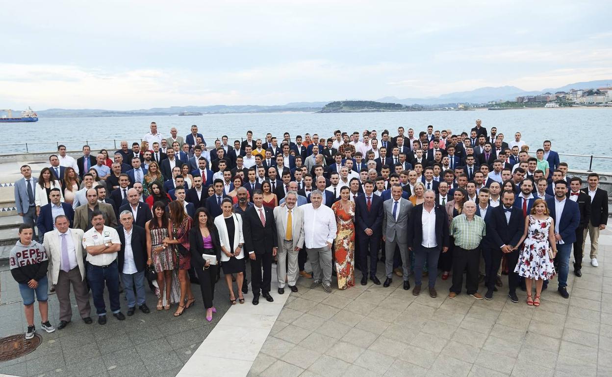 Foto de familia de todos los asistentes a la fiesta, acompañados por la alcaldesa de Santander, Gema Igual y el presidente de la Federación Cántabra, José Ángel Peláez.