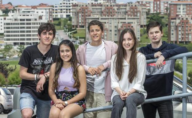 De izquierda a derecha, David Gutiérrez (IES Nueve Valles), Verónica de la Herrán (IES Garcilaso de la Vega), Víctor Mencía (IES Alisal), Carmen de Diego (Colegio Calasanz) y Ángel J. Pelayo (Colegio La Salle). 