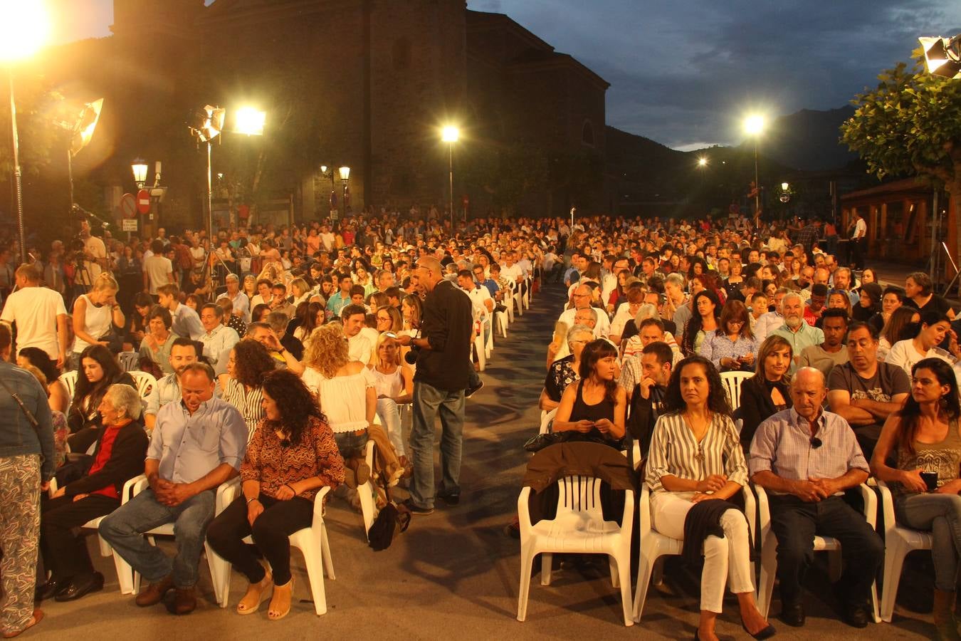 Fotos: Jesús Calleja congrega a un millar de personas en Potes para ver las imáganes grabadas para &#039;Volando Voy&#039;