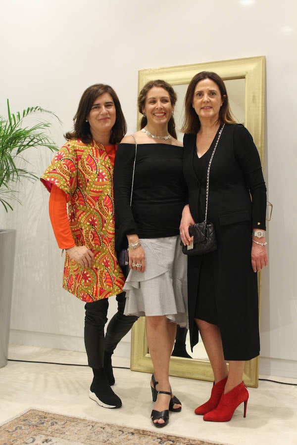 Natalia de los Arcos, Rebeca Garza y Maje Aguilar. "Vivamos un verano tropical".