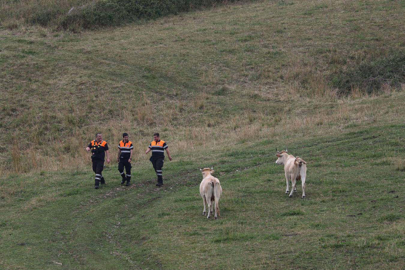 Los agentes peinan a pie el recorrido que podrían haber realizado el menor desde los acantilado de Los Remedios hacia Suances