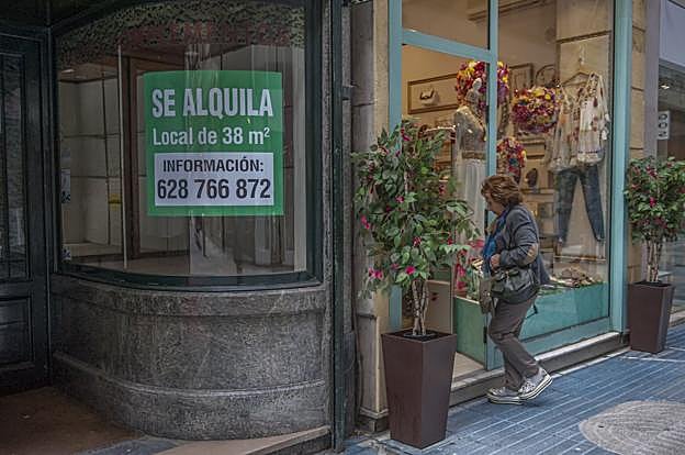 Contraste de cierres y aperturas. En la calle San Francisco se alternan locales cerrados con los nuevos negocios y otros establecimientos de toda la vida.