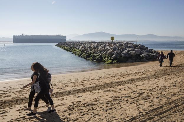 Imagen de la playa la pasada primavera. Medio Ambiente dice que el espigón es necesario si se quiere el arenal. 