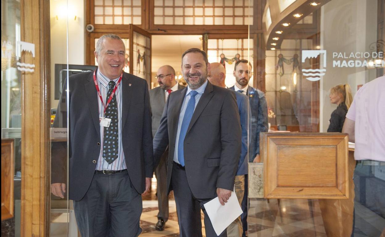 EL ministro de Fomento, José Luis Ábalos, hoy, en la UIMP. 