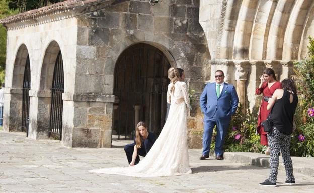 Galería. Colocan el vestido de la novia, con su hermana emocionada y otras tantas imágenes del momento.