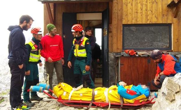 Efectivos del Greim junto al montañero rescatado.