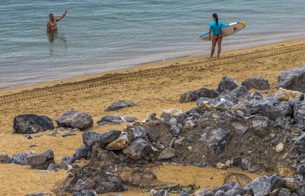 Piedras de la obra de los espigones en la zona de la playa de Los Peligros. 