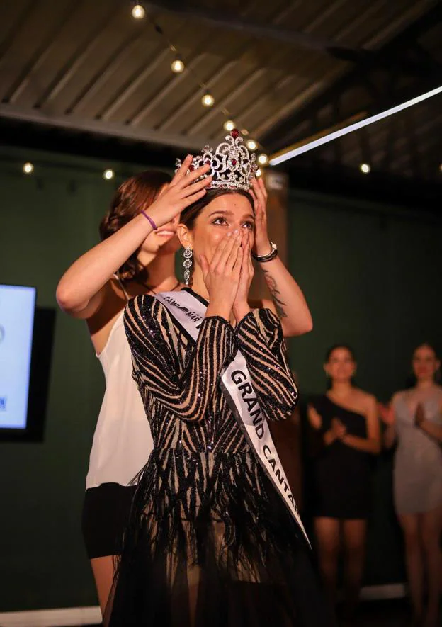 Momento de la coronación de la joven como Miss Grand Cantabria.