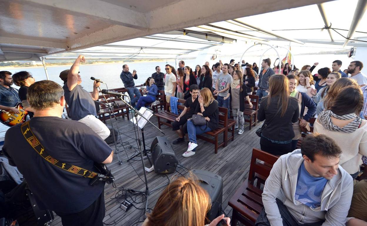 'La Noche es Joven' ofrece este sábado una propuesta que combina un viaje por la bahía con humor y música