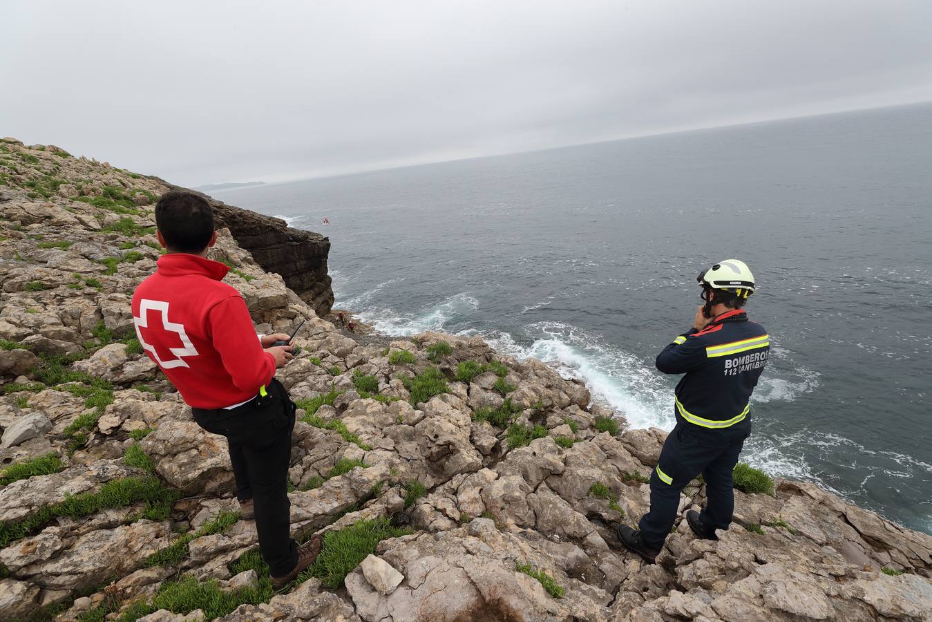 Los perros han vuelto a señalar el rastro del menor en los acantilados mientras se le busca también desde el mar y desde el aire